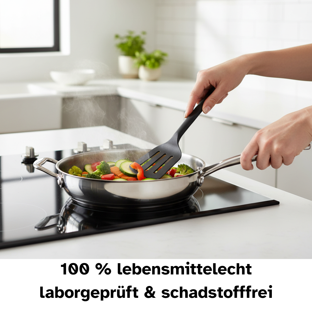 Pfannenwender aus anti-Kratz-Kunststoff wendet Gemüse in beschichteter Pfanne – schonend für empfindliche Oberflächen.