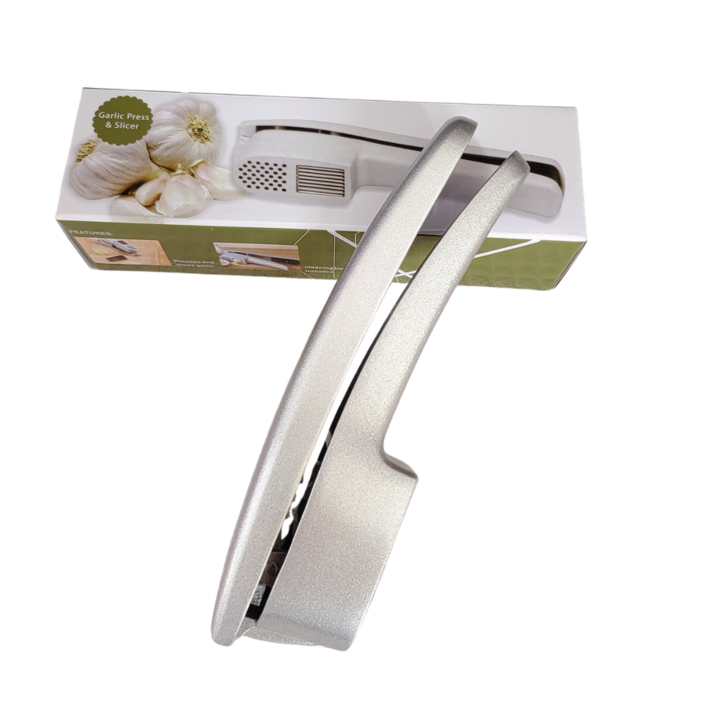 Knoblauchpresse in Silber liegt auf der Produktverpackung.