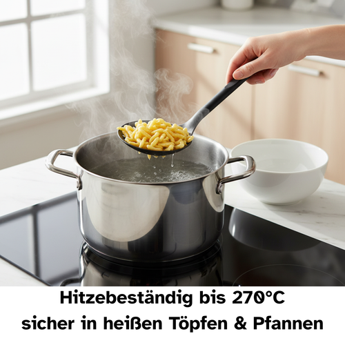 Schaumlöffel aus Kunststoff schöpft Spätzle aus einem Topf. Das Material des Schaumlöffels ist Hitzebeständig bis 270°.