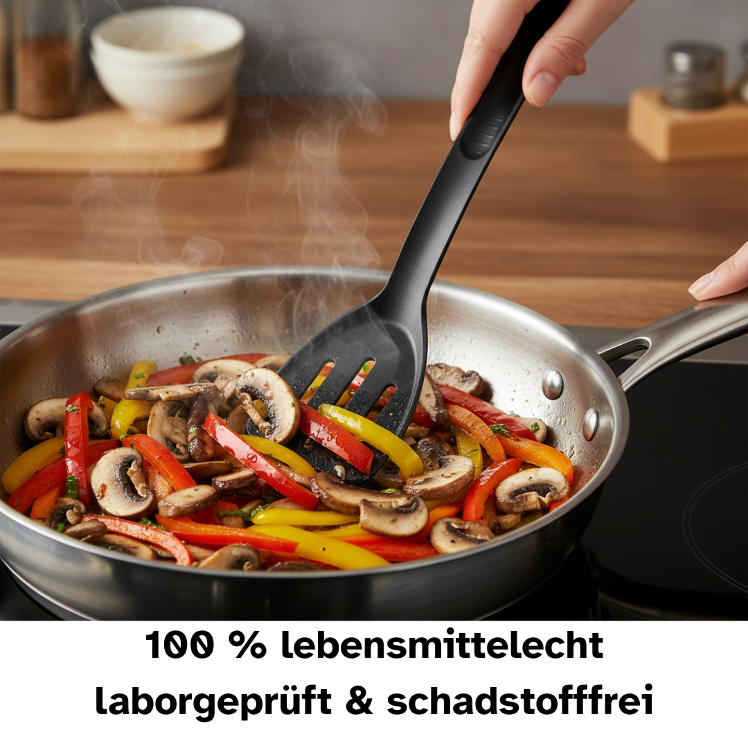 Bratgutwender aus anti-Kratz-Kunststoff wendet Gemüse in beschichteter Pfanne – schonend für empfindliche Oberflächen.